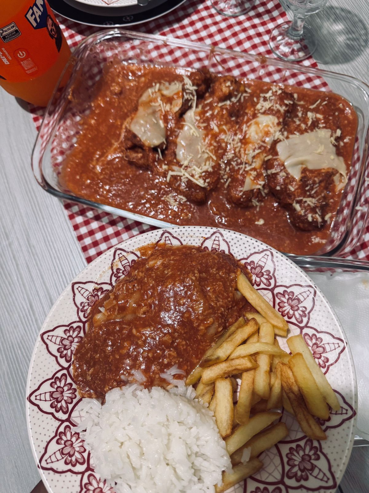 Frango à parmegiana servido